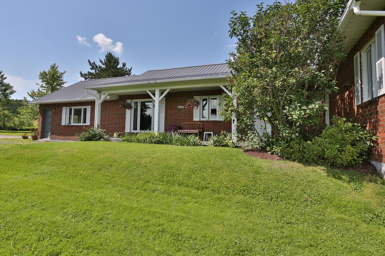 Ranch St-Hubert Bed & Breakfast Saint-Hermenegilde Bagian luar foto