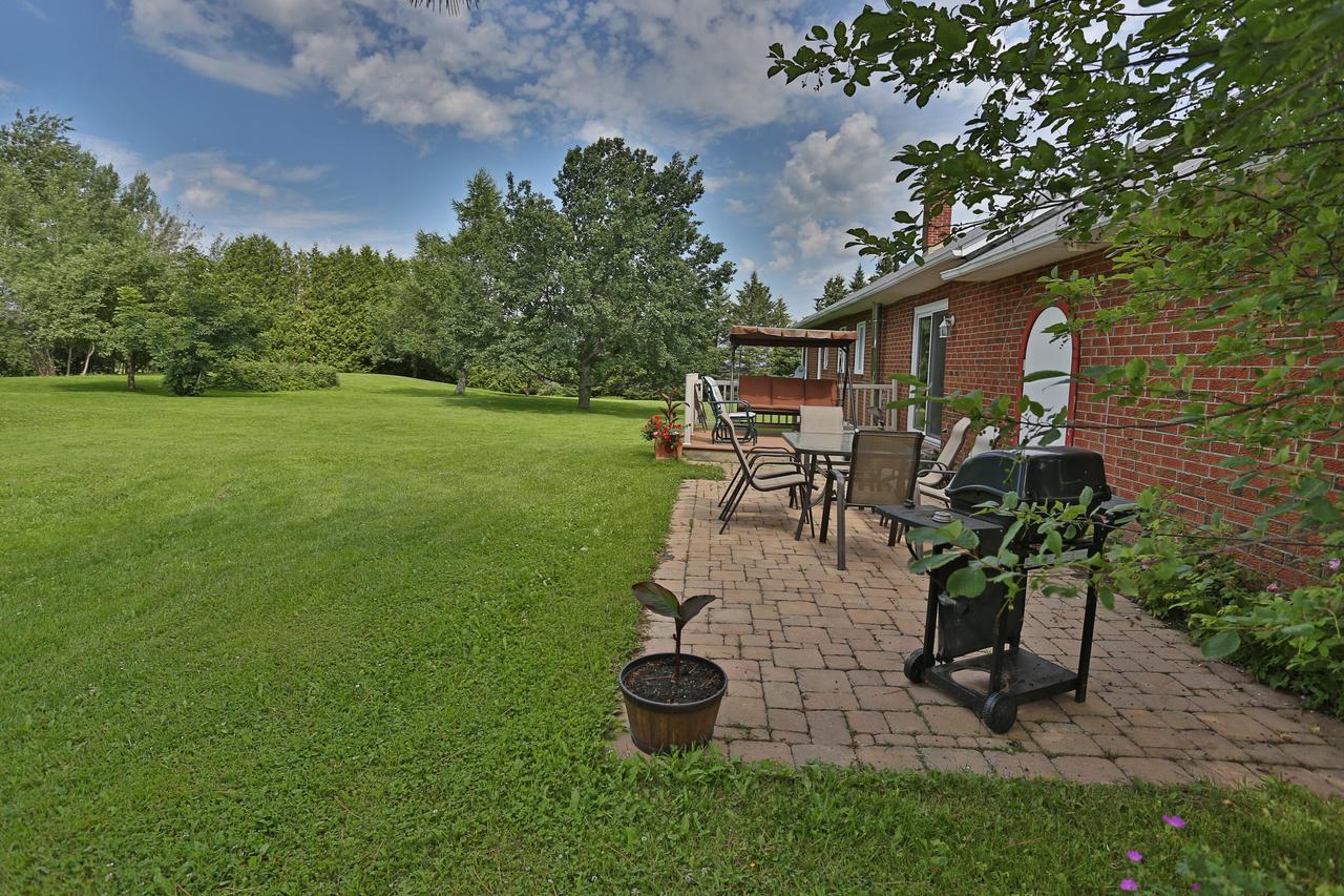 Ranch St-Hubert Bed & Breakfast Saint-Hermenegilde Bagian luar foto