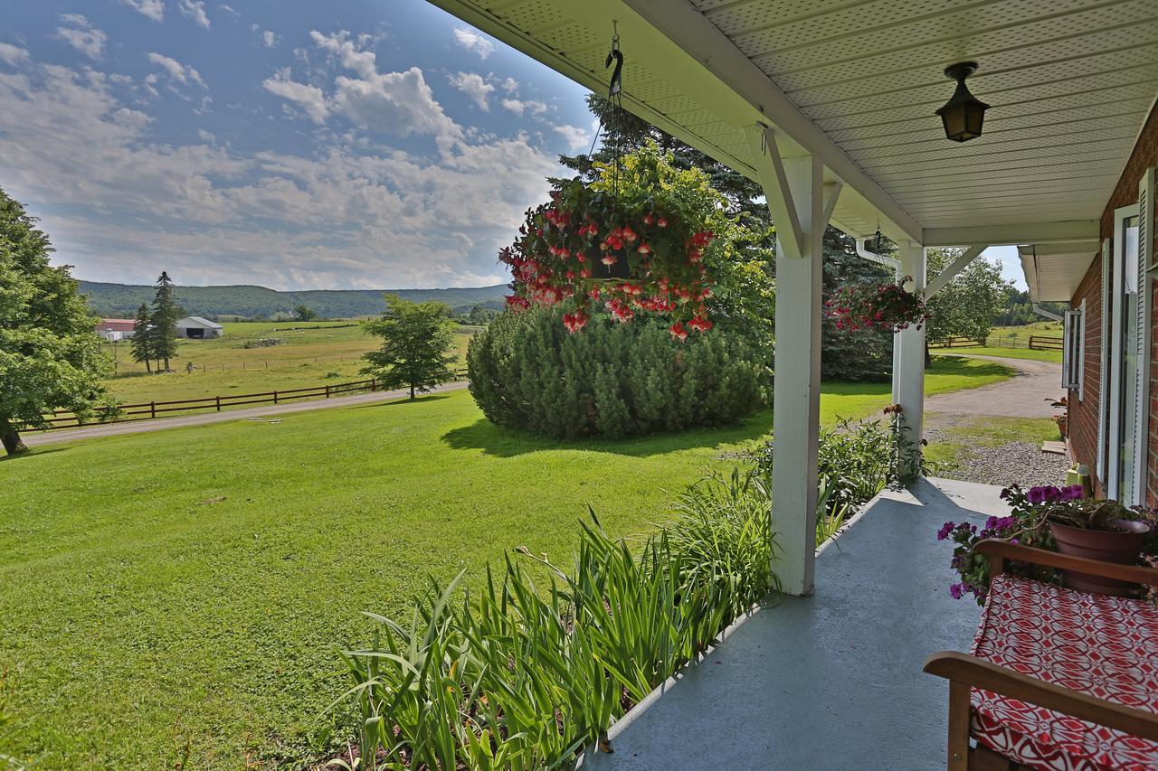 Ranch St-Hubert Bed & Breakfast Saint-Hermenegilde Bagian luar foto