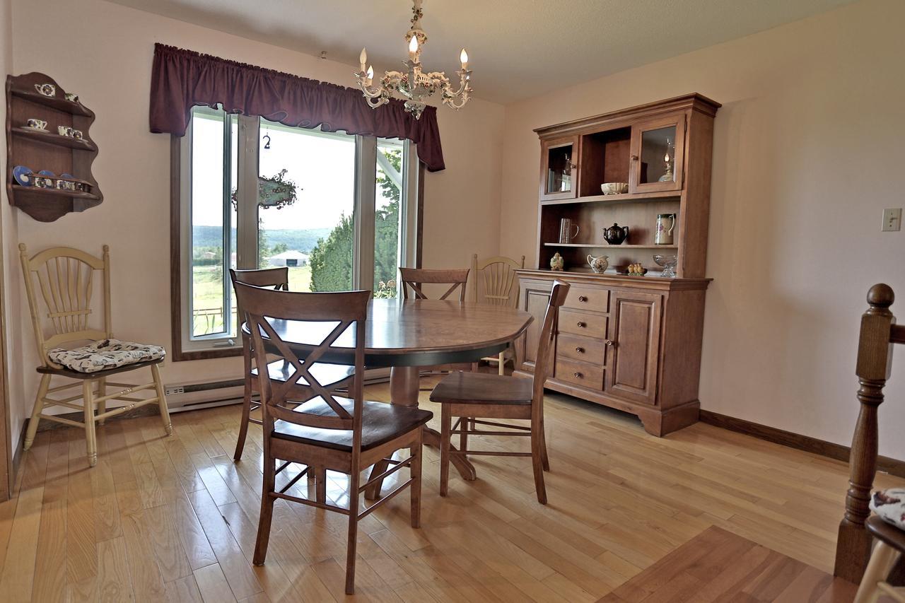 Ranch St-Hubert Bed & Breakfast Saint-Hermenegilde Bagian luar foto
